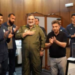 تصاویر؛ هدیه امیر قلعه‌نویی به فرمانده نیروی هوایی ارتش