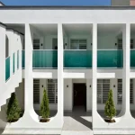 معماری زیبا در یک محله با کوچه های باریک