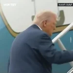 لغزش دونالد ترامپ هنگام سوار شدن به هواپیمای ریاست‌جمهوری + ویدئو