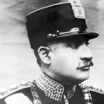 «رضاخان در کنار بقایای جمجمه کریم خان زند»؛ سال ۱۳۰۴