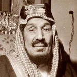 «اولین پادشاه عربستان و مهمانان اش در حال خوردن دو شتر کامل»؛ سال 1326