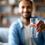 نوشیدن آب حین غذا به هضم آن کمک می کند یا خیر؟