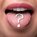 لکه‌های سیاه روی زبان نگران‌کننده است؟ با دلایل اصلی و راه‌های درمان آن آشنا شوید