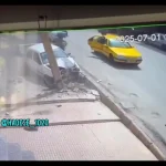 لحظه برخورد شدید خودروی پراید با تیر چراغ برق در خیابان