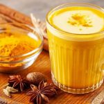 «شیر طلایی» ؛ یک روش ساده برای تهیه این نوشیدنی مفید