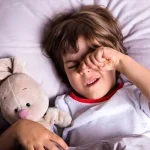 چگونه صحبت کردن در خواب کودکان را متوقف کنیم؟